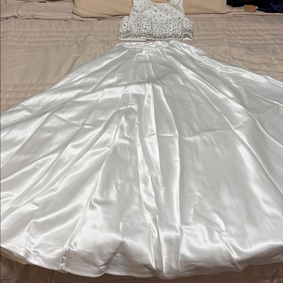 JJs House Shimmering White Satin Skirt - Picture 2 of 8